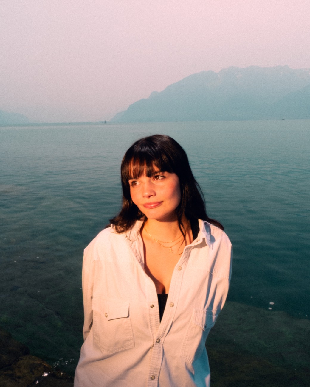 Portrait d'Anaïs Da Cruz Barros au bord du lac Léman